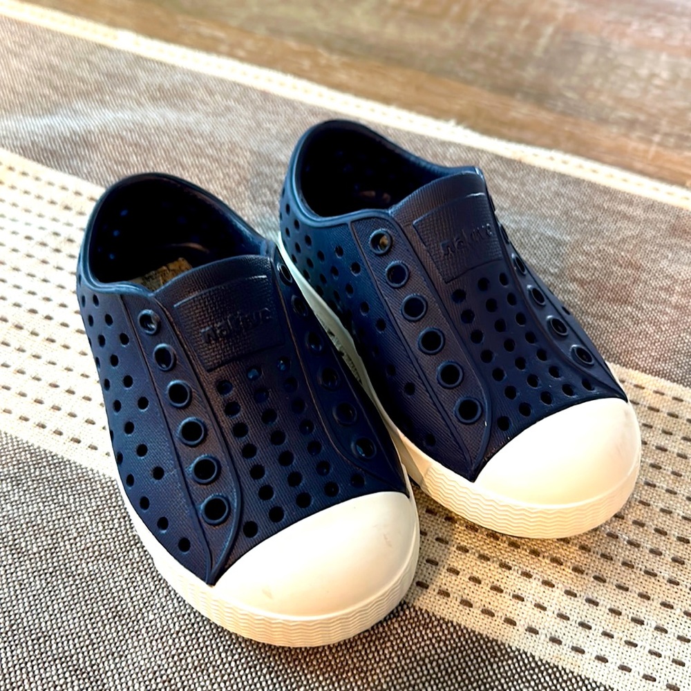 Native toddler size 6 shoes